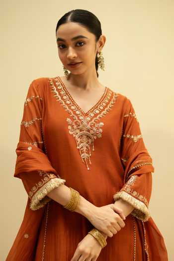 AM by Anita Mittal_Orange Chanderi V-neck Chaandbali Mul A Line Kurta Set _Online