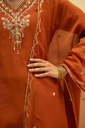 Buy_AM by Anita Mittal_Orange Chanderi V-neck Chaandbali Mul A Line Kurta Set _Online