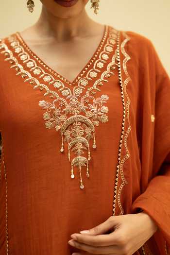 Shop_AM by Anita Mittal_Orange Chanderi V-neck Chaandbali Mul A Line Kurta Set _Online