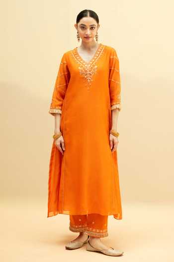 AM by Anita Mittal_Orange Chanderi V-neck, Yes Chaandbali Mul Hand Embroidered Kurta Set _Online_at_Aza_Fashions