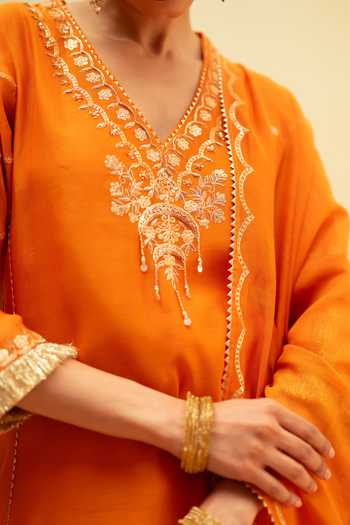 AM by Anita Mittal_Orange Chanderi V-neck, Yes Chaandbali Mul Hand Embroidered Kurta Set _at_Aza_Fashions