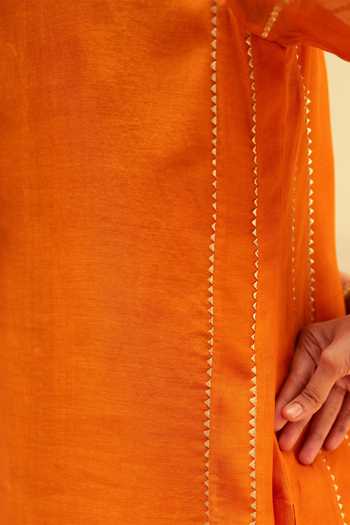 Shop_AM by Anita Mittal_Orange Chanderi V-neck, Yes Chaandbali Mul Hand Embroidered Kurta Set 