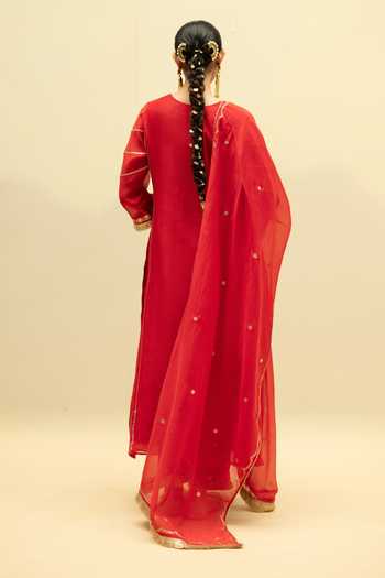 Shop_AM by Anita Mittal_Red Chanderi V-neck Chaandbali Mul A Line Kurta Set _at_Aza_Fashions