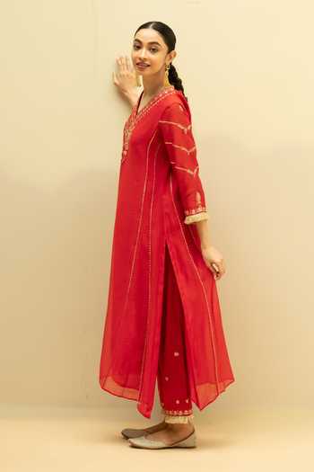 AM by Anita Mittal_Red Chanderi V-neck Chaandbali Mul A Line Kurta Set _Online_at_Aza_Fashions