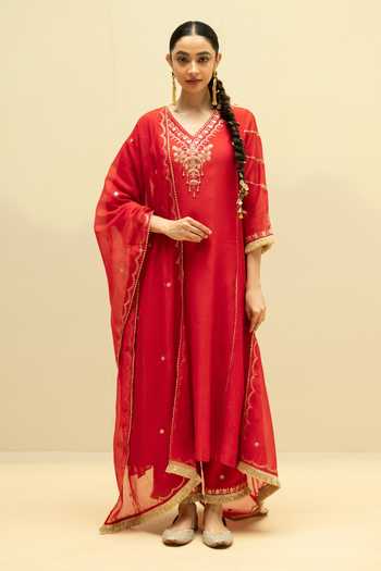 Buy_AM by Anita Mittal_Red Chanderi V-neck Chaandbali Mul A Line Kurta Set _Online_at_Aza_Fashions