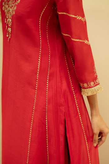 AM by Anita Mittal_Red Chanderi V-neck Chaandbali Mul A Line Kurta Set _Online