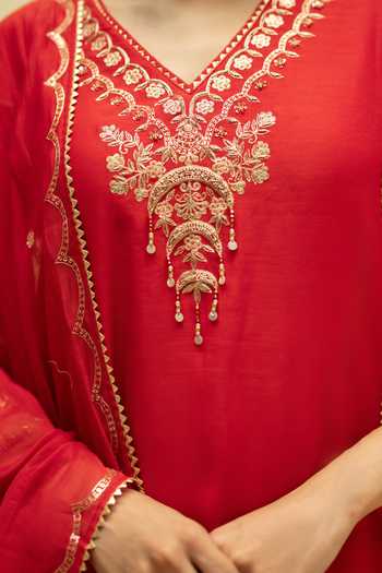 Buy_AM by Anita Mittal_Red Chanderi V-neck Chaandbali Mul A Line Kurta Set _Online