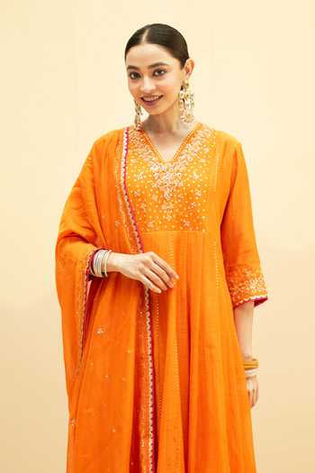 AM by Anita Mittal_Orange Chanderi V-neck Taarini Mul Anarkali Set _Online_at_Aza_Fashions