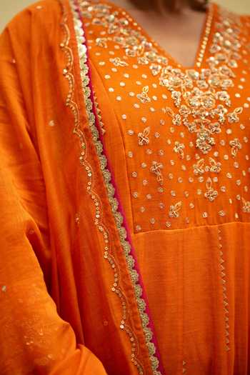 Buy_AM by Anita Mittal_Orange Chanderi V-neck Taarini Mul Anarkali Set 