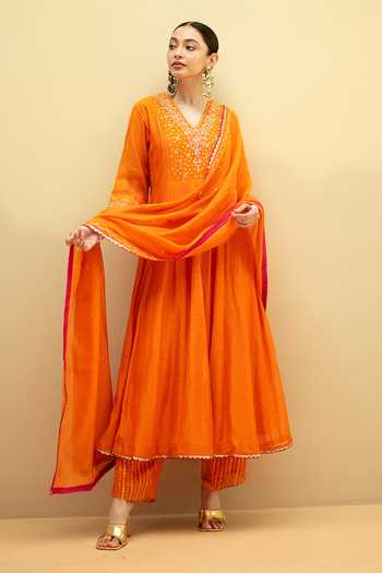 AM by Anita Mittal_Orange Chanderi V-neck Taarini Mul Anarkali Set _Online