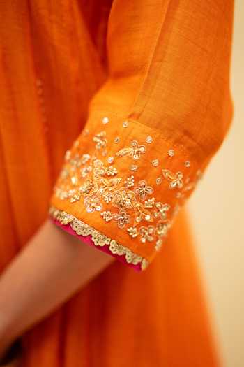 Buy_AM by Anita Mittal_Orange Chanderi V-neck Taarini Mul Anarkali Set _Online