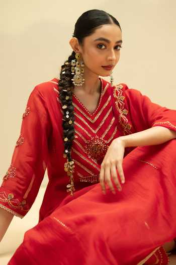 Buy_AM by Anita Mittal_Red Cotton V-neck Jhoomar Embroidered Kurta Set _Online_at_Aza_Fashions