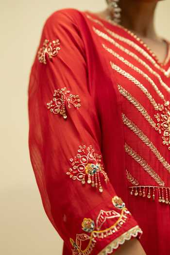 AM by Anita Mittal_Red Cotton V-neck Jhoomar Embroidered Kurta Set _at_Aza_Fashions