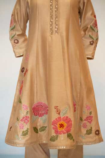 Buy_AM by Anita Mittal_Beige Silk, Chanderi Round Neck Gul Embroidered Anarkali Set _Online