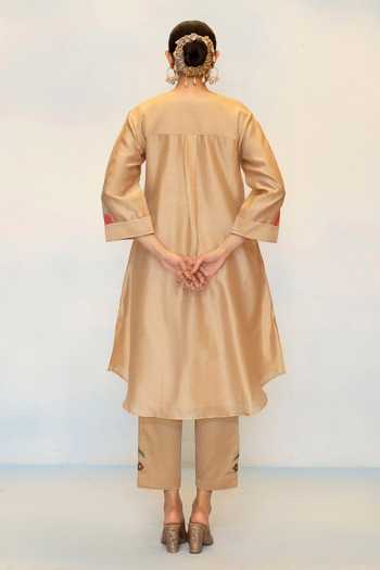 Shop_AM by Anita Mittal_Beige Silk, Chanderi V-neck Gul Kurta With Pant _at_Aza_Fashions