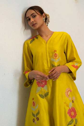 AM by Anita Mittal_Green Silk, Chanderi V-neck Gul Kurta And Pant Set _at_Aza_Fashions