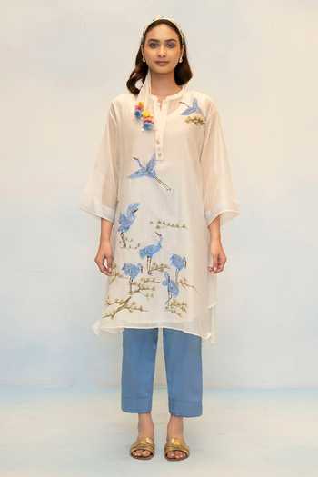 AM by Anita Mittal_Off White Chanderi Round Neck Rosh Floral Hand Painted Kurta With Pant _at_Aza_Fashions
