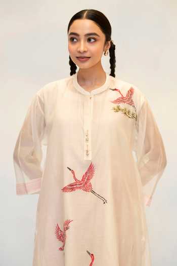 AM by Anita Mittal_Off White Chanderi Mandarin Collar, Yes Rosh Floral Pattern Kurta With Pant _Online_at_Aza_Fashions