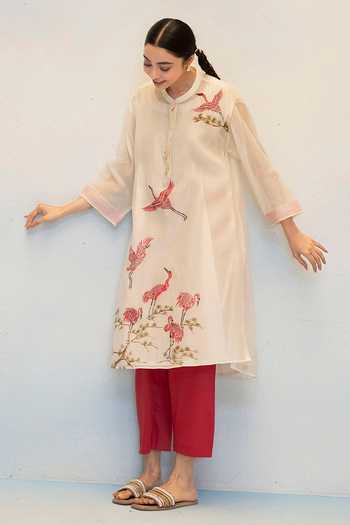 Buy_AM by Anita Mittal_Off White Chanderi Mandarin Collar, Yes Rosh Floral Pattern Kurta With Pant 