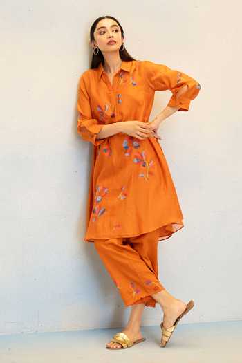AM By Anita Mittal_Orange Chanderi Split V-neck Aab Embroidered Kurta And Pant Set _at_Aza_Fashions
