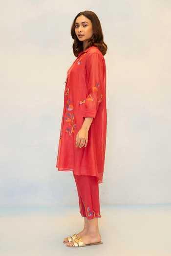 AM By Anita Mittal_Red Chanderi Collared Neck, Yes Aab Embroidered Kurta And Pant Set _Online_at_Aza_Fashions