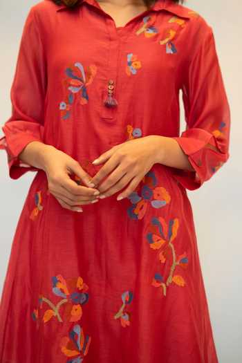 AM By Anita Mittal_Red Chanderi Collared Neck, Yes Aab Embroidered Kurta And Pant Set _at_Aza_Fashions