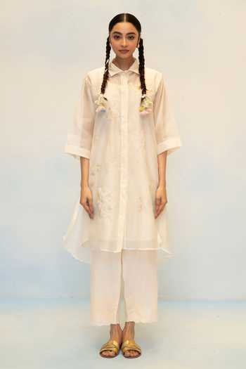 Buy_AM by Anita Mittal_White Chanderi Collared Neck Zara Thread Work Kurta And Pant Set _Online_at_Aza_Fashions