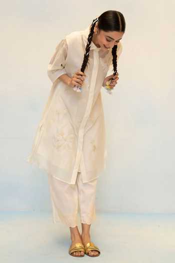 Shop_AM by Anita Mittal_White Chanderi Collared Neck Zara Thread Work Kurta And Pant Set _Online_at_Aza_Fashions