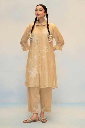 Buy_AM by Anita Mittal_Beige Chanderi Collared Neck Zara Floral Pattern Kurta And Pant Set _at_Aza_Fashions