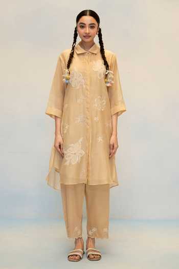 AM by Anita Mittal_Beige Chanderi Collared Neck Zara Floral Pattern Kurta And Pant Set _Online_at_Aza_Fashions