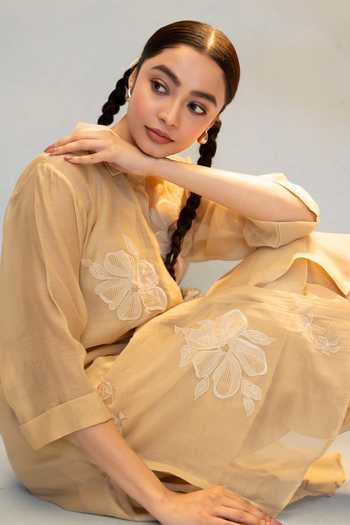 AM by Anita Mittal_Beige Chanderi Collared Neck Zara Floral Pattern Kurta And Pant Set _at_Aza_Fashions