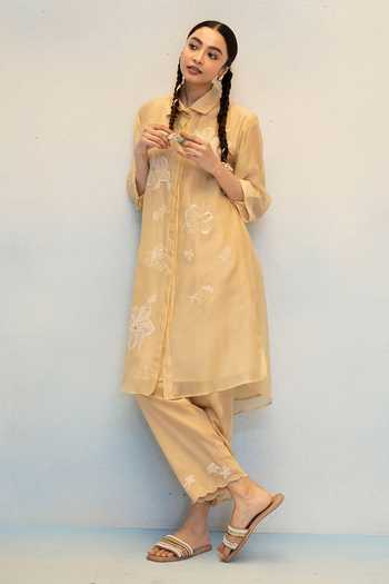 Buy_AM by Anita Mittal_Beige Chanderi Collared Neck Zara Floral Pattern Kurta And Pant Set 
