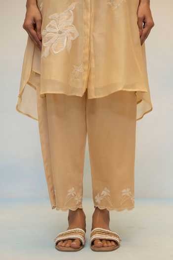 Shop_AM by Anita Mittal_Beige Chanderi Collared Neck Zara Floral Pattern Kurta And Pant Set 