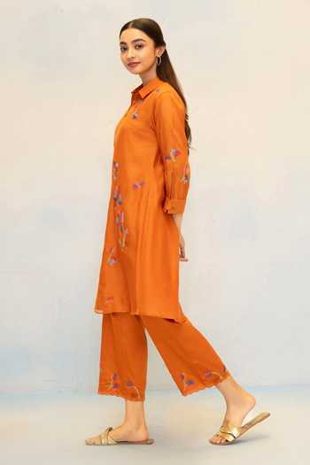 AM By Anita Mittal_Orange Chanderi Split V-neck Aab Embroidered Kurta And Pant Set _Online_at_Aza_Fashions