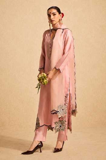 Buy_Meesa_Pink Cotton, Organza, Chanderi Notched Sharbat Floral Applique Work Kurta Set _at_Aza_Fashions