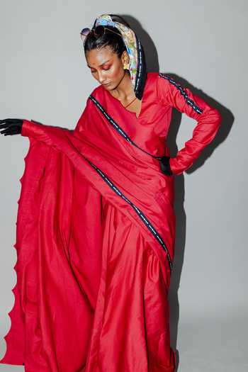 Saim_Red Cotton Keyhole Neck Scalloped Edged Saree With Blouse _Online_at_Aza_Fashions