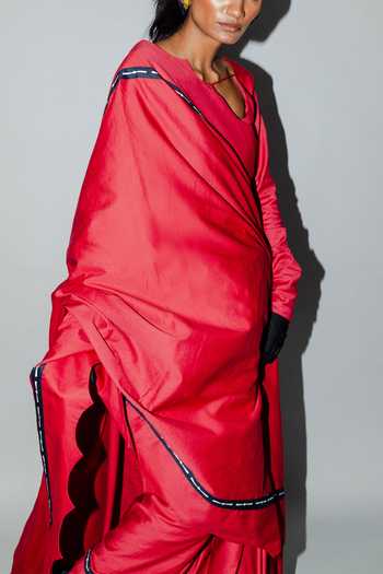 Buy_Saim_Red Cotton Keyhole Neck Scalloped Edged Saree With Blouse _Online_at_Aza_Fashions