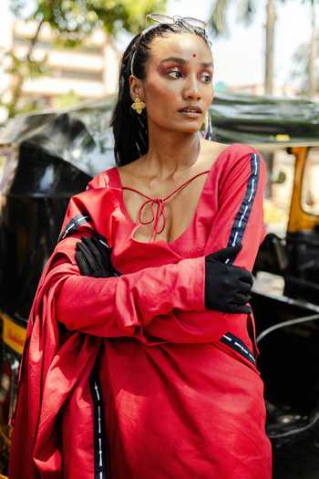 Shop_Saim_Red Cotton Keyhole Neck Scalloped Edged Saree With Blouse _Online_at_Aza_Fashions