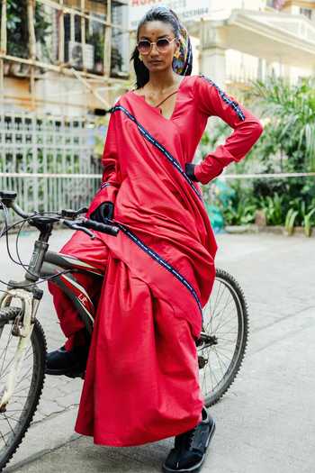 Buy_Saim_Red Cotton Keyhole Neck Scalloped Edged Saree With Blouse _at_Aza_Fashions
