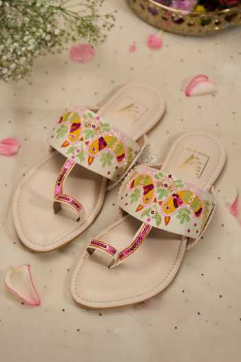 Buy_House of Vian_Cream Bulbul Bird Embroidered Kolhapuris _Online_at_Aza_Fashions