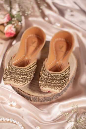 Buy_House of Vian_Gold Sahiba Embroidered Juttis _at_Aza_Fashions