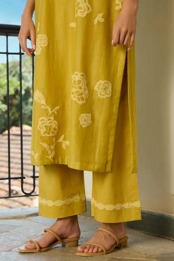 Vaayu_Yellow Muslin, Cotton Round Neck, Yes Marigold Applique Work Kurta Set _at_Aza_Fashions