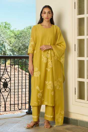 Buy_Vaayu_Yellow Muslin, Cotton Round Neck, Yes Marigold Applique Work Kurta Set _at_Aza_Fashions