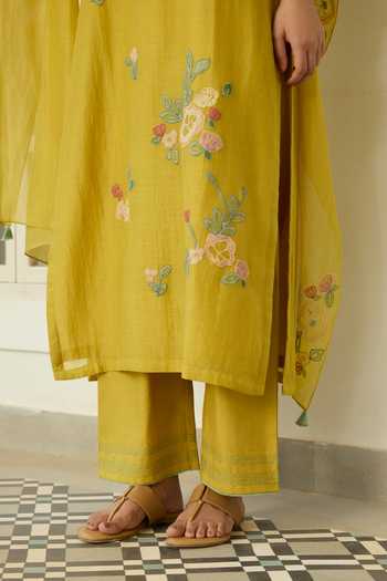 Vaayu_Yellow Muslin, Cotton Round Neck, Yes Marigold Floral Applique Work Kurta Set _at_Aza_Fashions