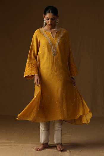 Buy_Arpita Sulakshana_Mustard Chanderi V-neck, Yes Sakhi Noor Swarn Kurta Set _Online_at_Aza_Fashions