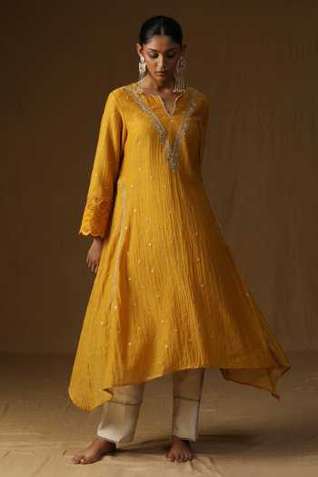 Shop_Arpita Sulakshana_Mustard Chanderi V-neck, Yes Sakhi Noor Swarn Kurta Set _Online_at_Aza_Fashions