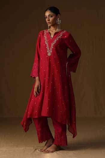 Shop_Arpita Sulakshana_Red Chanderi V-neck, Yes Sakhi Noor Gulab Kurta And Pant Set _Online_at_Aza_Fashions