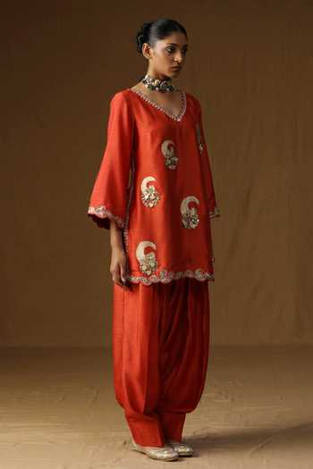 Buy_Arpita Sulakshana_Orange Silk V-neck Vrinda Kesariya Embroidered Kurta Set _Online_at_Aza_Fashions