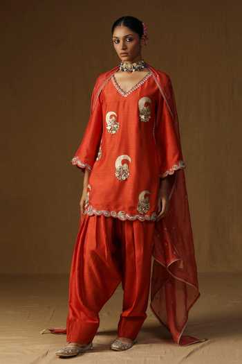 Buy_Arpita Sulakshana_Orange Silk V-neck Vrinda Kesariya Embroidered Kurta Set _at_Aza_Fashions
