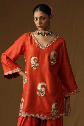 Buy_Arpita Sulakshana_Orange Silk V-neck Vrinda Kesariya Embroidered Kurta Set 